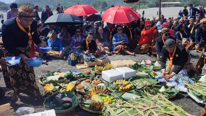 Tradisi Labuhan Ubo-ramp Adang di Keraton Surakarta