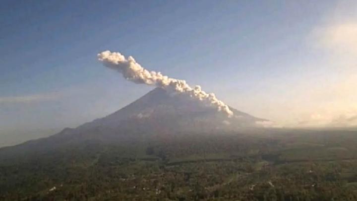 Mount Semeru Erupts Sunday Morning, Sends Ash 900 Meters Into the Sky