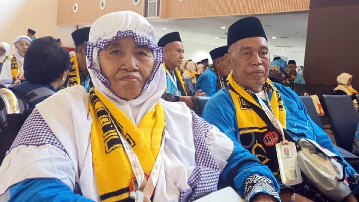 Kisah Sepasang Lansia Berangkat Haji Setelah Mengantre 7 Tahun