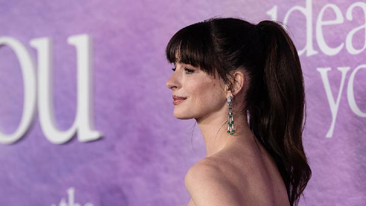 Pesona Anne Hathaway Tampil Beda dengan Gaya Rambut Ponytail