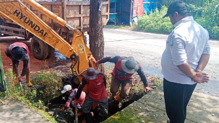 Respons Aduan Warga, Wali Kota Semarang Minta Dinas PU Keruk Sedimentasi Saluran Air di Gajah Raya