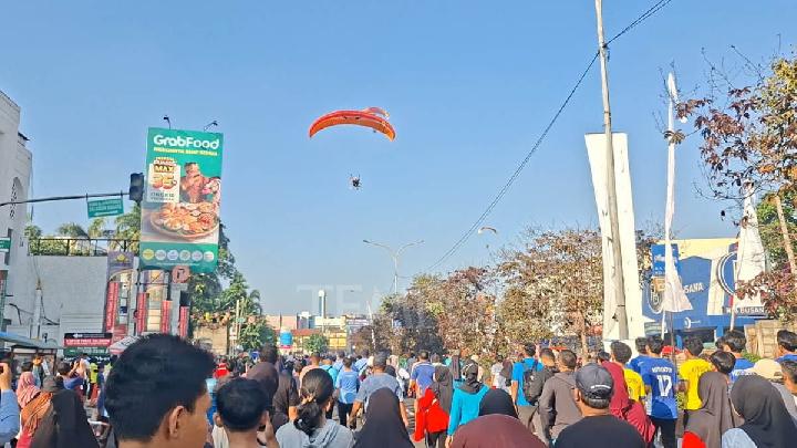 Atraksi Paramotor Ramaikan Langit CFD Depok