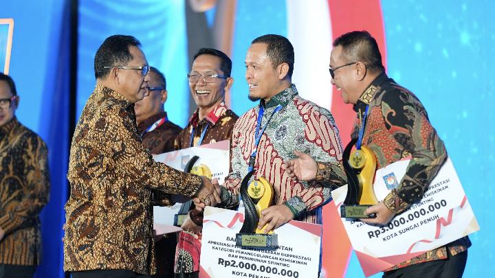 Turunkan Stunting dan Angka Kemiskinan, Wali Kota Pekanbaru Raih Penghargaan Kemendagri