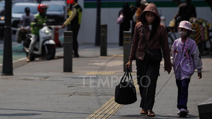 Jakarta Air Quality Turns Unhealthy, Residents Urged to Wear Masks