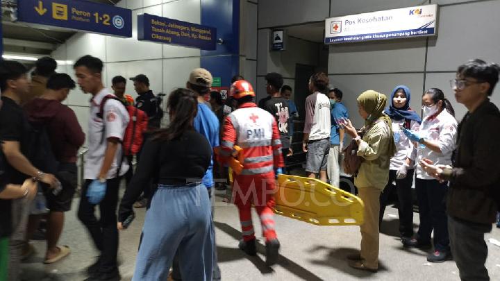 Petugas Evakuasi Korban Tabrakan Kereta di Bekasi Timur