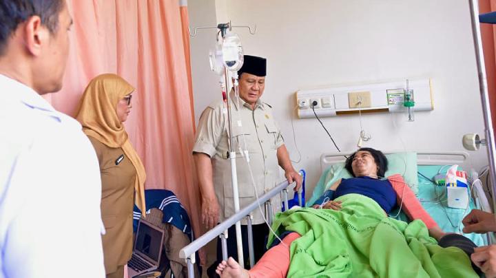 Prabowo Menjenguk Korban Tabrakan Kereta di RSUD Bekasi