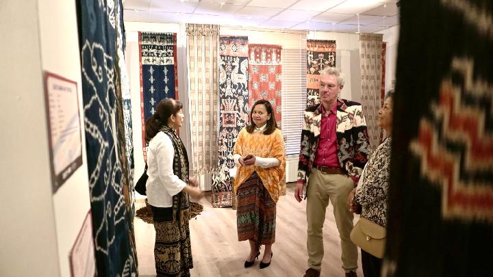 Bakti BCA Bawa Tenun Pewarna Alami ke Panggung Internasional