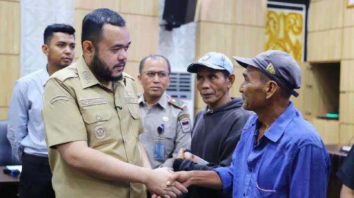 Wali Kota Padang Salurkan Bantuan Perbaikan Rumah Korban Bencana