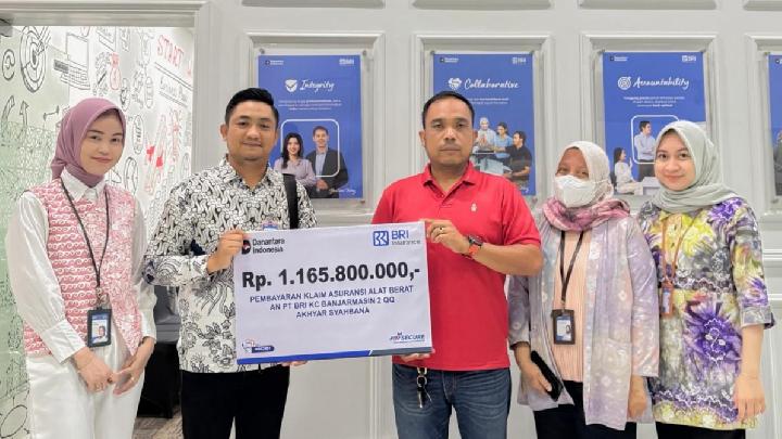 Cepat Tangani Klaim, BRI Insurance Serahkan Klaim Alat Berat Rp 1 Miliar di Banjarmasin