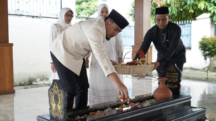 Ziarah ke Makam Bapak Pembangunan Kota Cilegon, Walkot Ajak Teladani Perjuangan Tb Aat Syafaat
