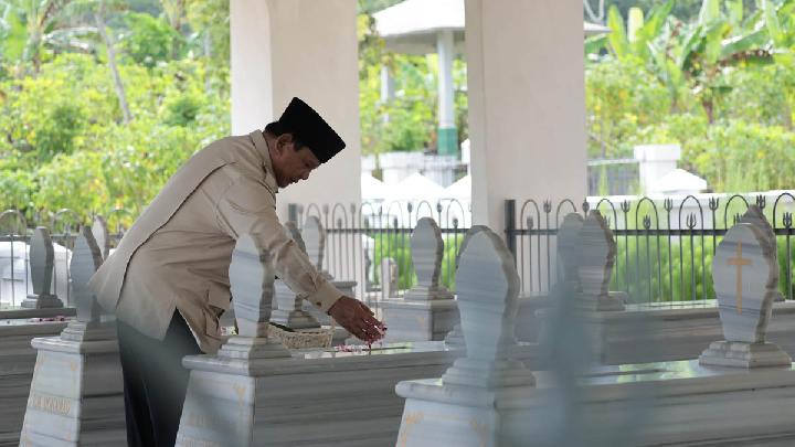Prabowo Ziarah ke Makam Margono di Banyumas