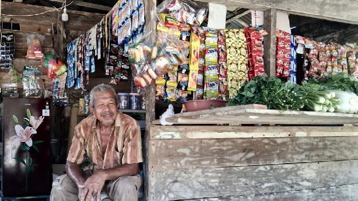 'Kisah Jamal' Lansia Aceh Tamiang, Bangkit dengan Kedai Kayu Bermodal Bansos