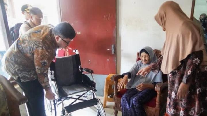 Kunjungi Langsung CJH Tertua, Mas Dhito Serahkan Kursi Roda untuk Mbah Marsiyah