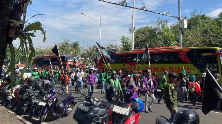 Bus Pengangkut Buruh Padati Jalan Menuju Monas untuk May Day