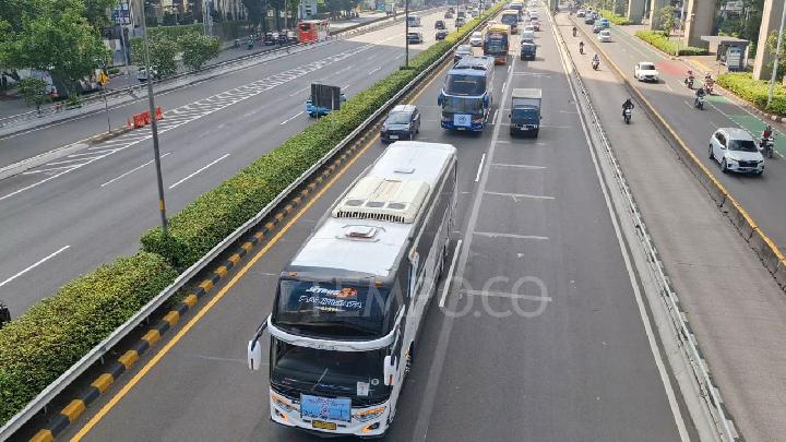 Serikat Buruh Konvoi Menuju Titik Aksi May Day di DPR