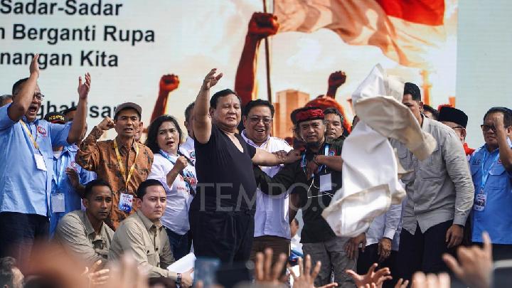 Prabowo Lepas Kemeja Sebelum Turun Panggung May Day