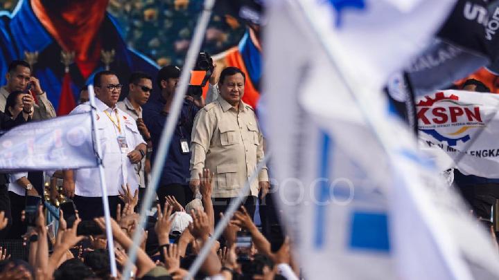 Ribuan Buruh Antre Sembako Usai Prabowo Hadiri May Day