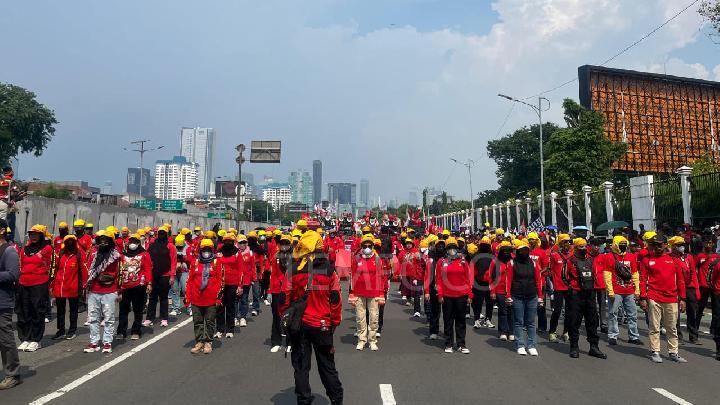 May Day: Labor Alliance Marches from Senayan Park to Parliament