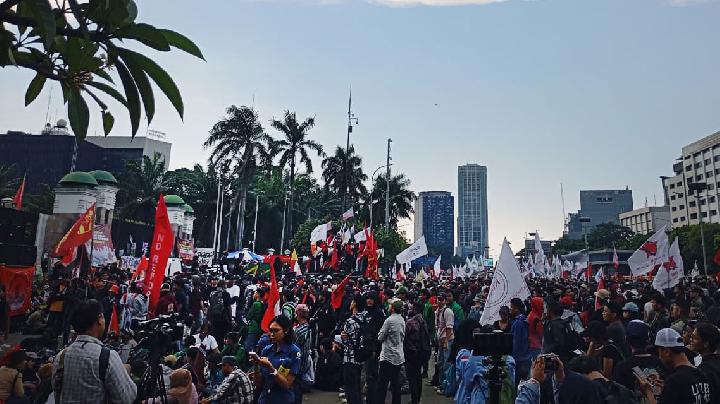Demo May Day, Ribuan Massa Buruh Merapat ke DPR