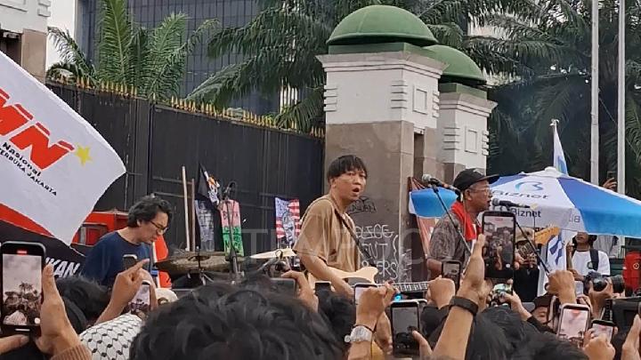 Demo May Day, Efek Rumah Kaca Iringi Orasi Buruh di DPR