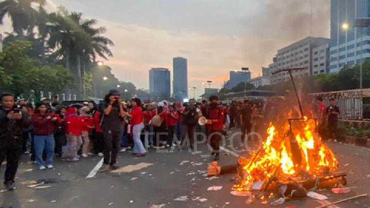 Massa Demo Buruh Bakar Patung Koruptor di Depan DPR