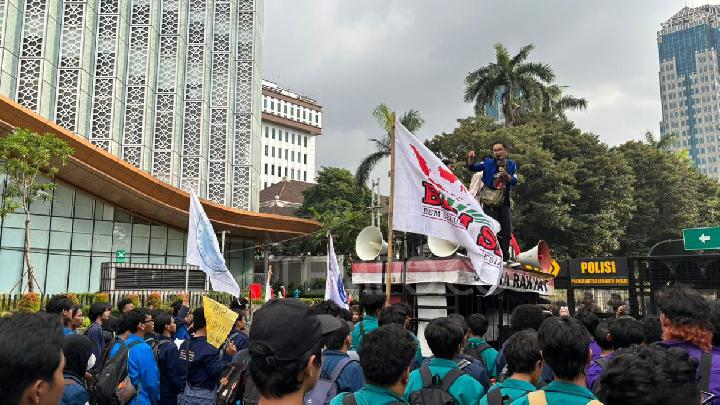Demo Hardiknas, Massa BEM SI Bawa Bendera Kuning