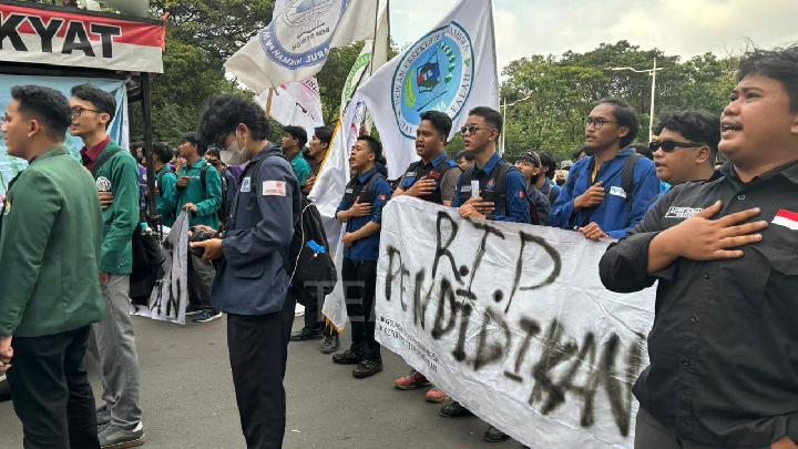 Polisi Halangi Massa Demo Hardiknas Menuju Istana