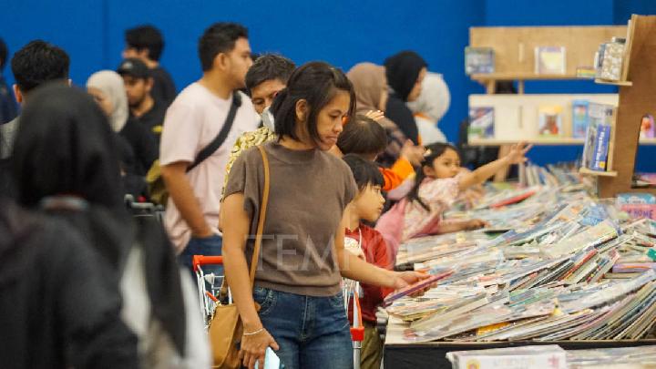 Keseruan Memburu Buku Dini Hari