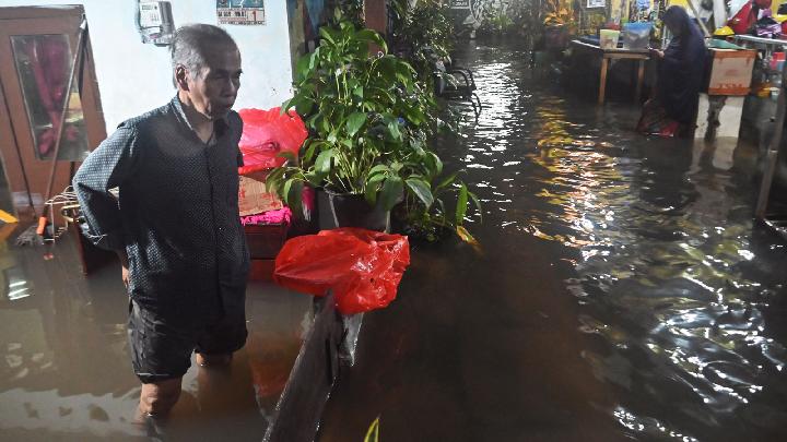 Floods Still Inundate 115 Neighborhood Units Across Jakarta as Rivers Overflow
