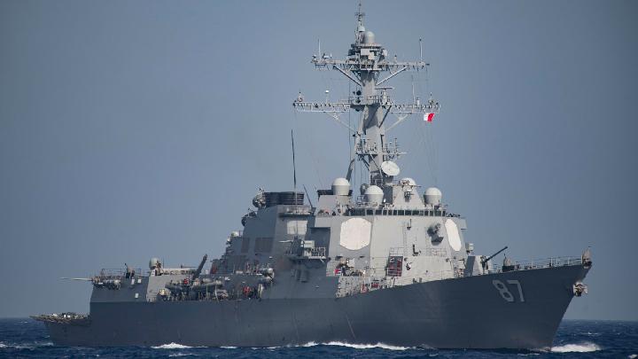 Kapal Perusak AS Lintasi Selat Hormuz, Tangkis Serangan Iran