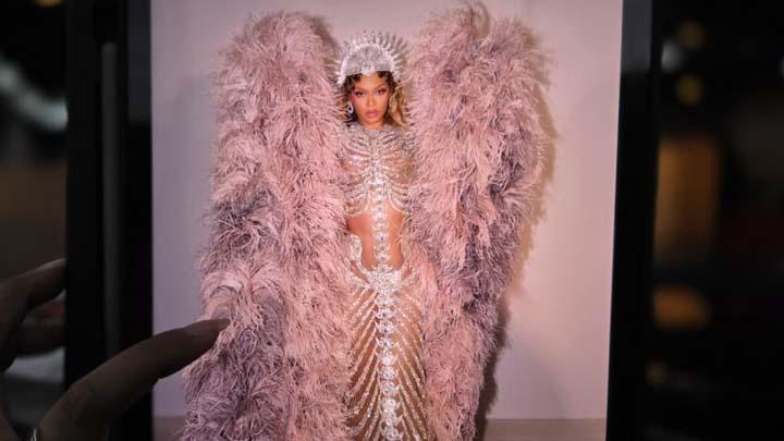 Beyonce Comeback di Met Gala 2026, Pakai Gaun Kerangka Dramatis dan Personal