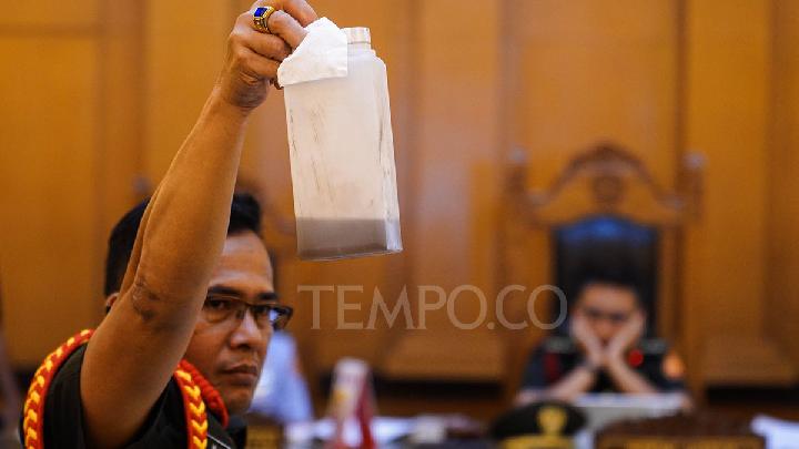 Hakim Heran BAIS TNI Pakai Tumbler untuk Siram Andrie Yunus