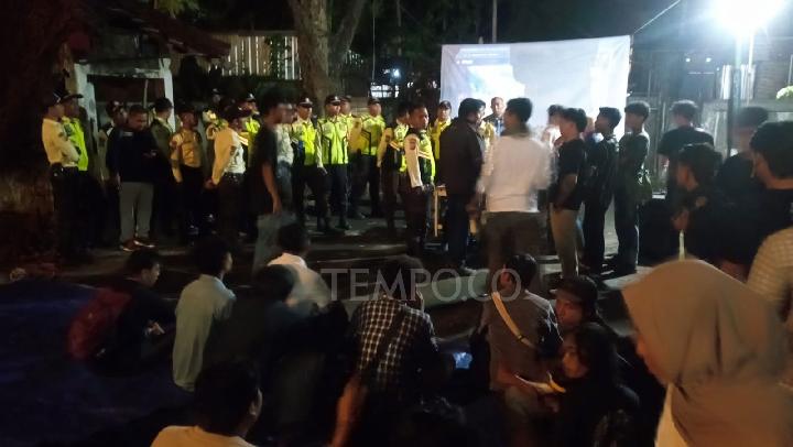 Rektorat Unram Bubarkan Acara Nobar Film Pesta Babi