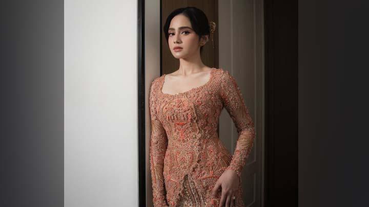 Model Kebaya Lamaran Selebritis, dari Syifa Hadju hingga Maizura