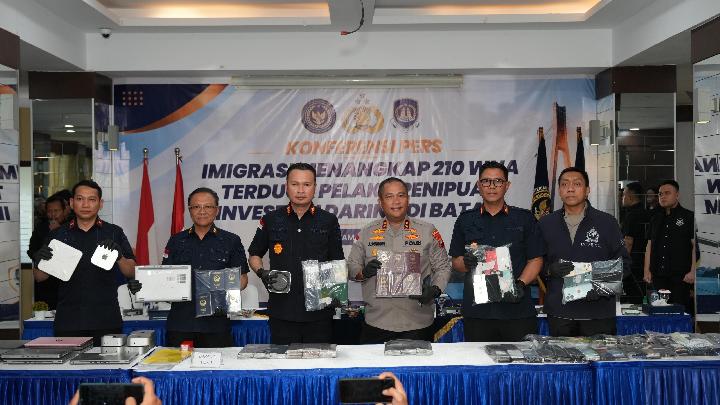 Imigrasi Menangkap 210 WNA Terduga Pelaku Penipuan Investasi Daring di Batam