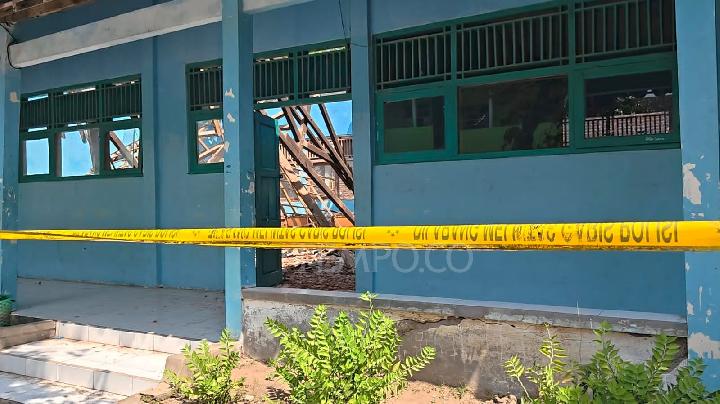 Atap Sekolah di Sragen Ambruk Menimpa Siswa dan Guru