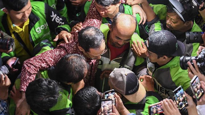 Nadiem Makarim Hugs Gojek Drivers Following 18-Year Jail Demand
