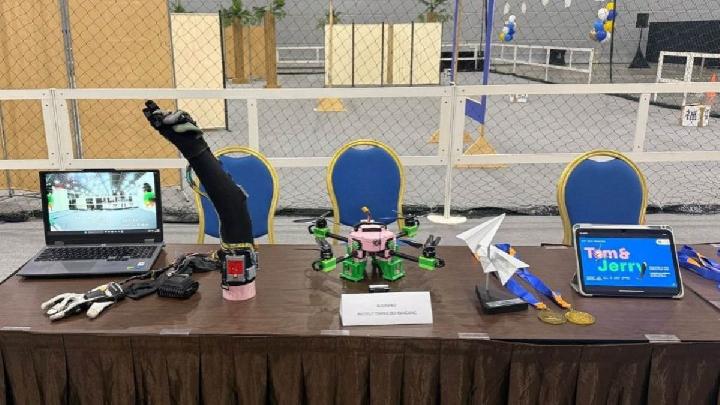 Pengendali Drone Buatan Mahasiswa ITB Juara di Singapura