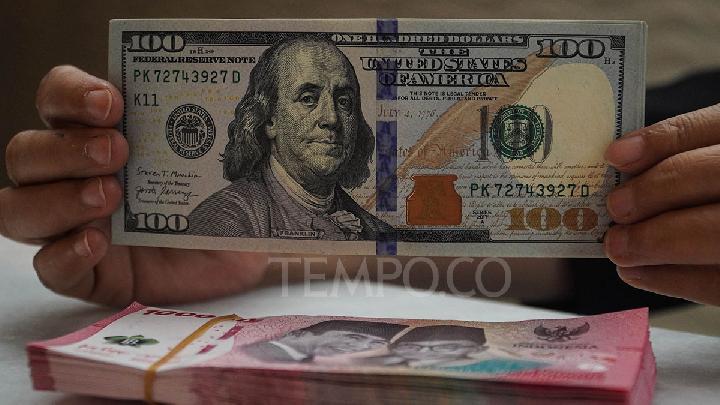 Rupiah Falls to Rp17,859 per Dollar on Tuesday Morning