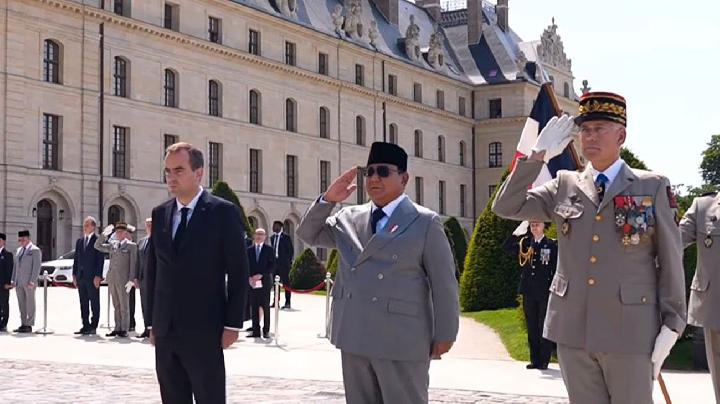 Prabowo Arrives at France's Elysee Palace