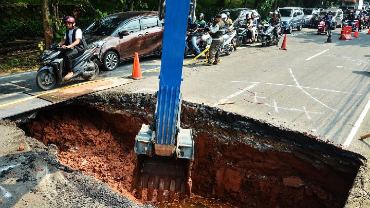 Jalan Ambles Picu Kemacetan Menuju Akses UI