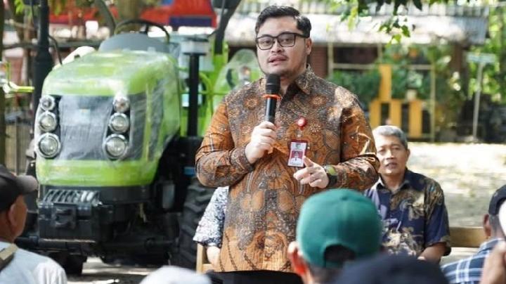 Perkuat Ketahanan Pangan, Bupati Kediri Serahkan Bantuan Benih dan Traktor untuk Petani