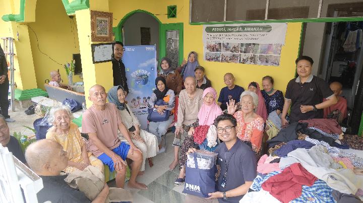 PNM Salurkan Pakaian Hasil RE3 For-E untuk Disabilitas dan Lansia