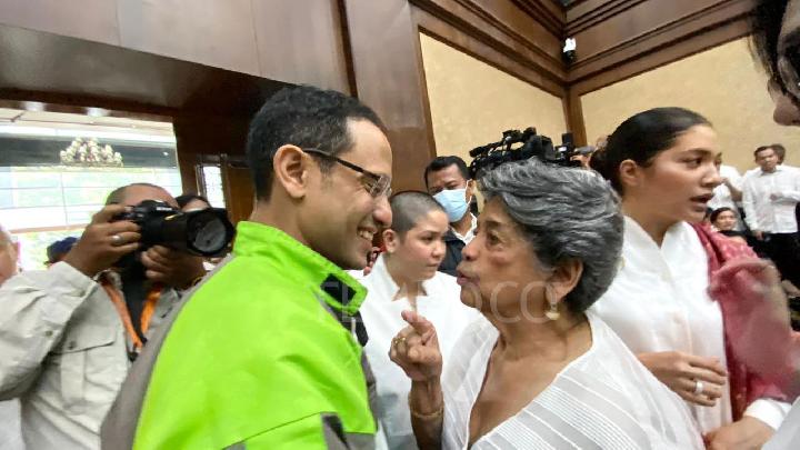 Nadiem Makarim Pakai Jaket Gojek Menjelang Pembacaan Pleidoi