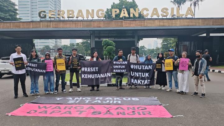 Koalisi Serahkan Pernyataan Sikap Revisi UU Kehutanan ke DPR