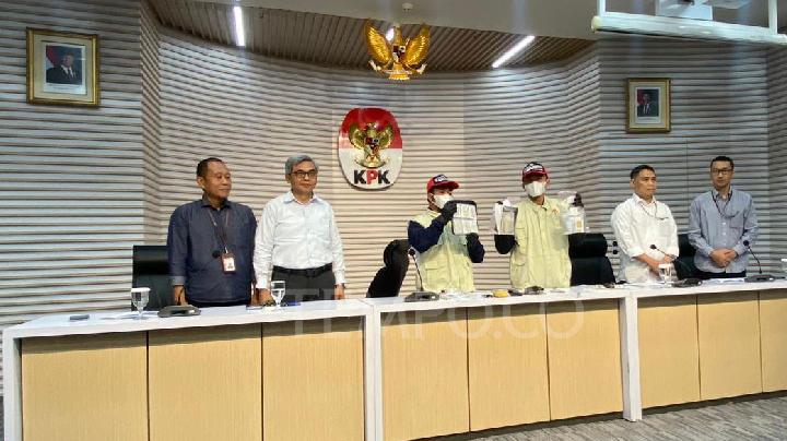 Pejabat Imigrasi Gunakan Rekening OB dan Cleaning Service