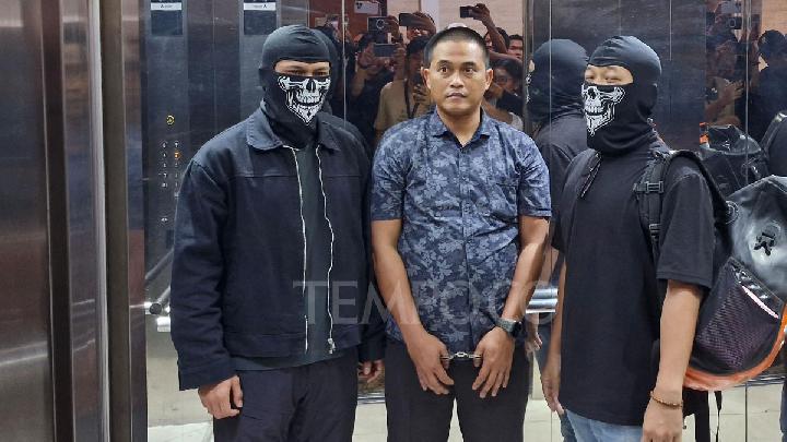 Tangan Diborgol, Eks Anggota Brimob Kaltim Tiba di Bareskrim