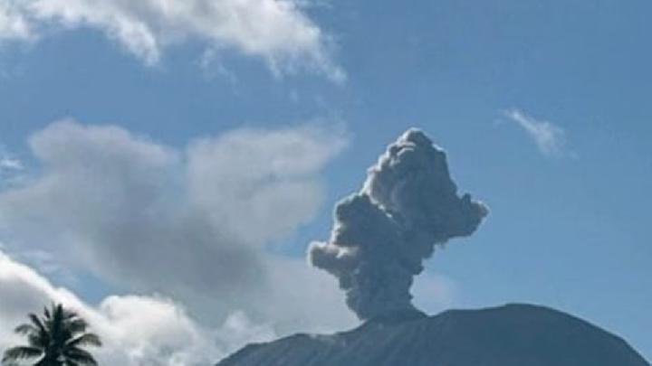 2 Gunung Api di Busur Vulkanik yang Sama Meletus Hari Ini