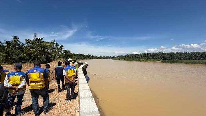 Temukan Sheet Pile Miring, Satgas PRR Berkordinasi dengan PU Perbaiki Tanggul Pengaman Sungai Krueng Tamiang