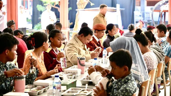 Kala Prabowo Santap MBG bersama Siswa Sekolah Rakyat di Bali